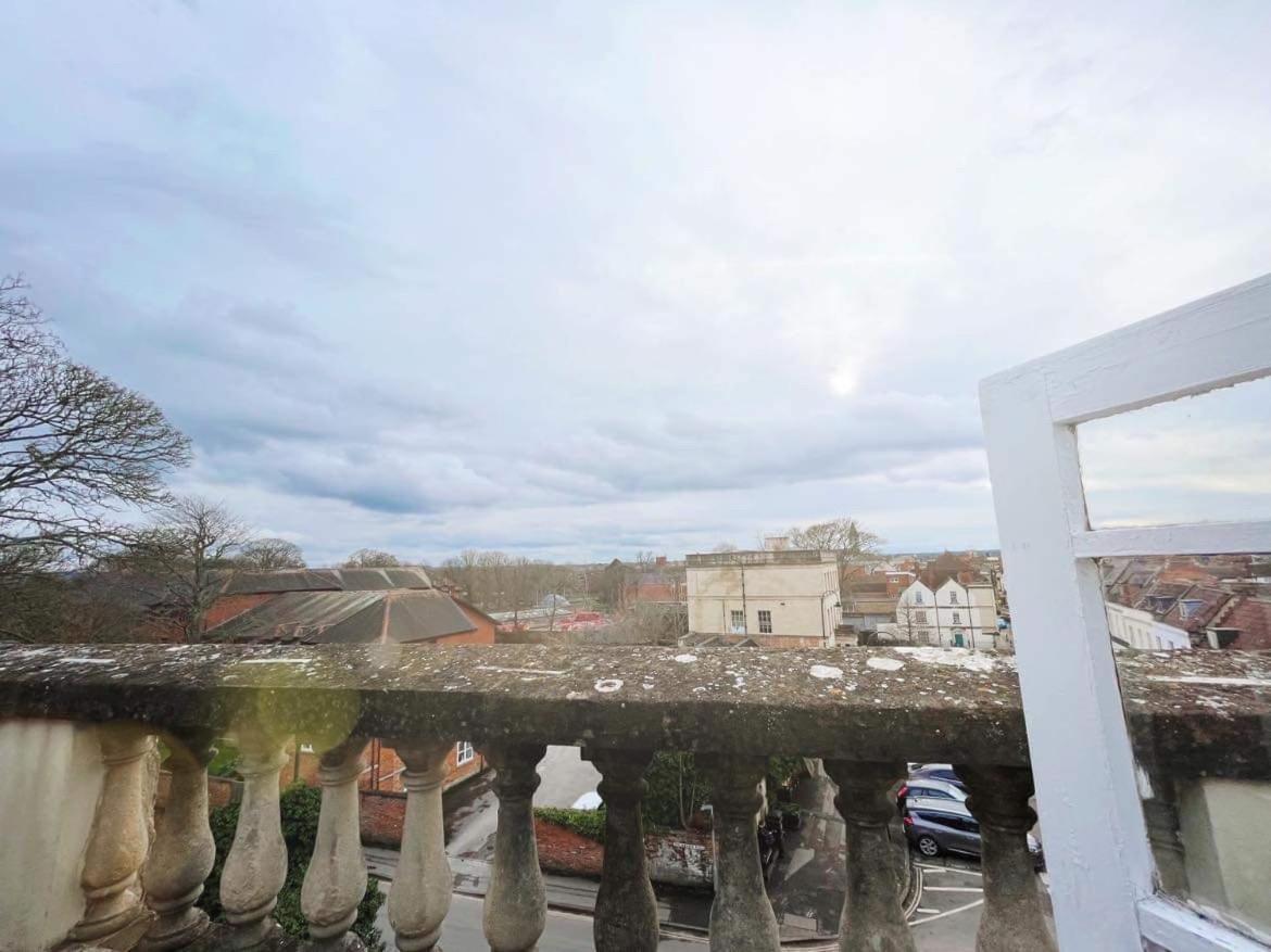 4 Bed Loft Apartment Overlooking Historic Town Trowbridge Eksteriør billede